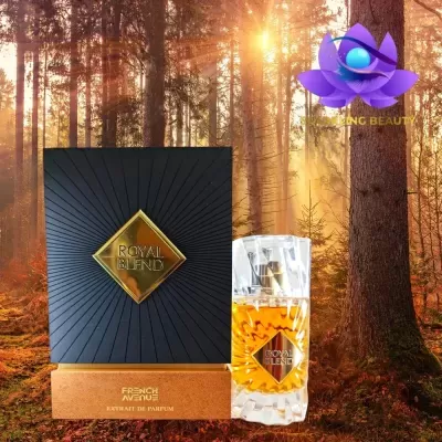 Frasco de perfume Royal Blend e caixa numa floresta com luz do sol