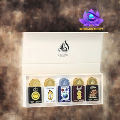 Conjunto caixa branca com cinco frascos pequenos de perfume Lattafa Pride