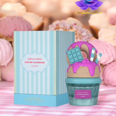 Frasco de perfume decorado em forma de cupcake com caixa e doces ao fundo