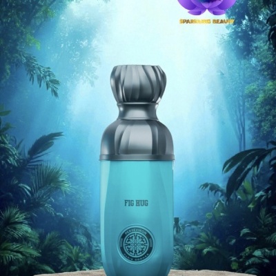 Frasco azul fosco com tampa preta em relevo e texto FIG HUG sobre pedra na floresta