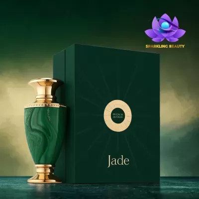 Frasco de perfume verde com tampa dourada e caixa verde escura com texto dourado