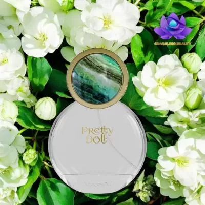 Frasco de perfume Pretty Doll rodeado de flores brancas