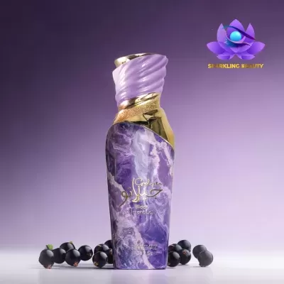 Frasco de perfume roxo marmoreado com detalhes dourados e bagas negras ao redor