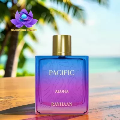 Frasco de perfume azul e roxo com tampa dourada sobre madeira, com palmeiras ao fundo