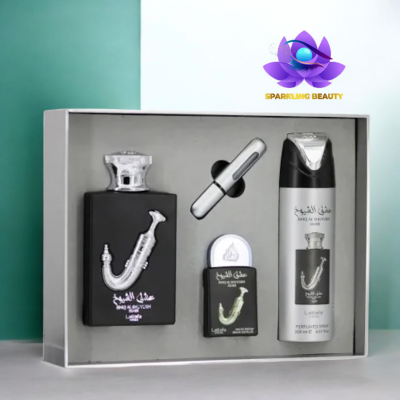 Conjunto de produtos perfumados em caixa cinza com desenho de saxofone prateado