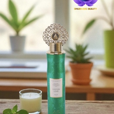 Frasco verde decorativo de produto de beleza com vela e plantas ao fundo