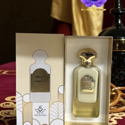Perfume Musk Vanilla num frasco de vidro fosco e embalagem branca com detalhes dourados
