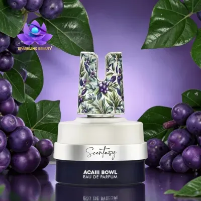 Frasco de perfume Scentasy ACAI BOWL em fundo roxo com bagas e folhas verdes