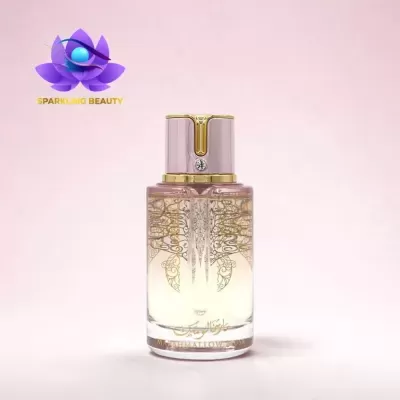 Frasco de perfume Marshmallow Musk com tampa rosa e dourada e decoração dourada