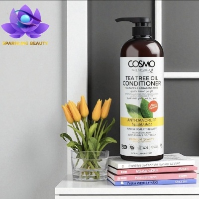 Condicionador COSMO Tea Tree Oil anti-caspa com tulipas amarelas e livros.