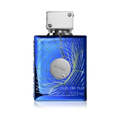 Frasco azul de perfume Club de Nuit com pendente metálico