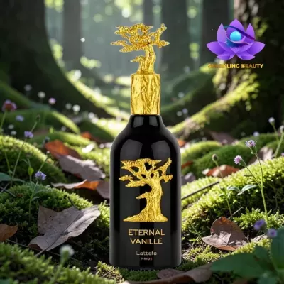 Frasco preto de perfume com árvore dourada em ambiente natural com musgo