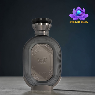Frasco de perfume cinzento escuro com etiqueta metálica e tampa preta