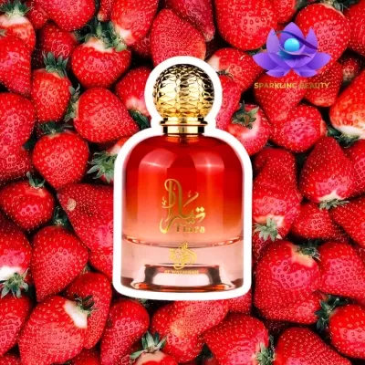 Frasco de perfume vermelho com tampa dourada sobre morangos vermelhos