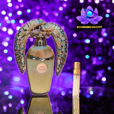 Frascos de perfume dourado decorado com pedras e frasco pequeno transparente com tampa dourada