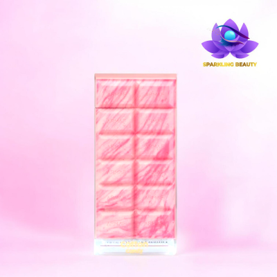 Produto rosa com arabescos vermelhos e divisor em quadrados