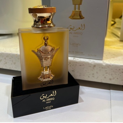 Frasco de perfume Al Areeq Gold da Lattafa com decoração dourada e caixa branca