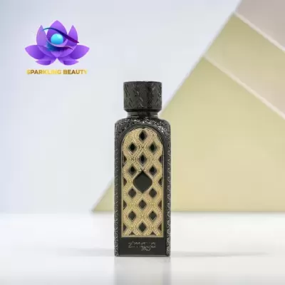 Frasco preto retangular com detalhes dourados e tampa texturizada