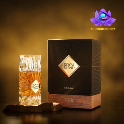 Frasco de perfume Royal Blend Vintage em vidro facetado junto a caixa preta com detalhes dourados e base de madeira.