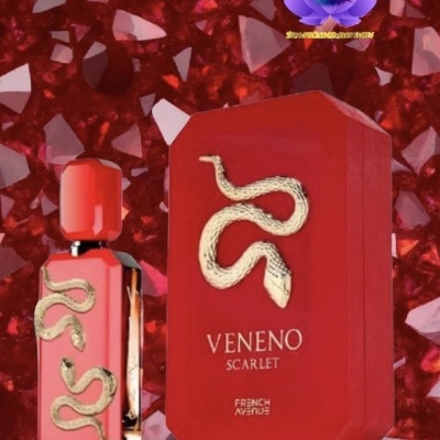 Frasco e embalagem vermelhos de perfume com cobra dourada e texto VENENO SCARLET FRENCH AVENUE