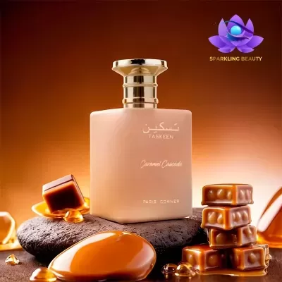 Frasco de perfume Caramel Cascade com caramelos e gotas de caramelo sobre pedra preta