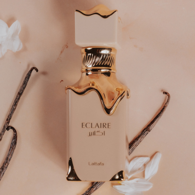 Frasco de perfume Lattafa ECLAIRE bege com detalhes dourados
