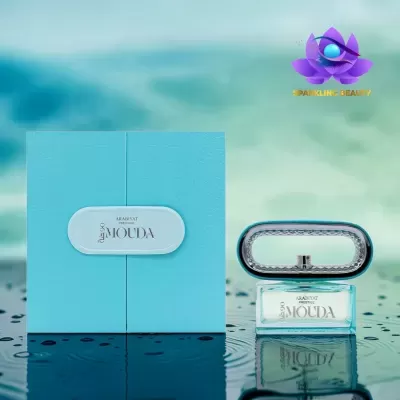 Frasco de perfume com caixa azul clara e etiqueta branca