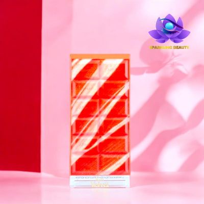 Paleta maquilhagem com doze tons quentes e caixa plástica sobre fundo rosa