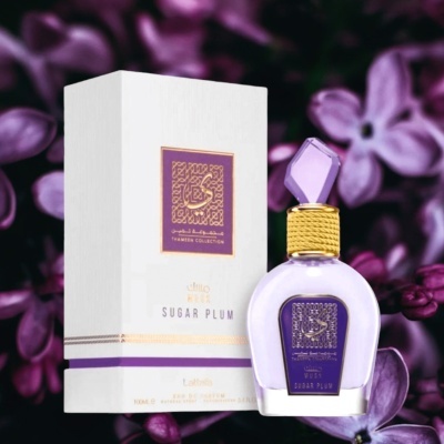 Frasco e caixa de perfume Sugar Plum com fundo floral roxo