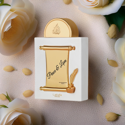Perfume Lattafa Pride Peace & Love com embalagem branca e detalhes dourados, flores ao redor.