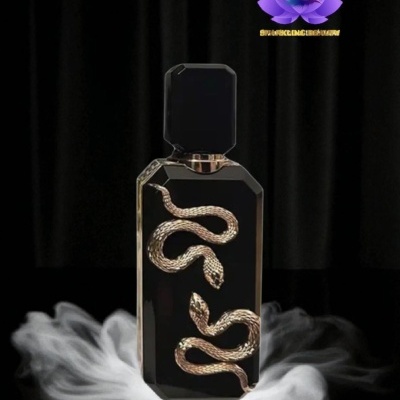 Frasco preto de perfume com cobra dourada em fundo escuro e fumaça