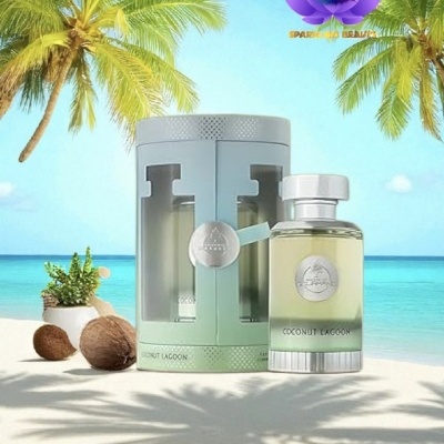 Frasco de perfume e embalagem prateada na praia com palmeiras e cocos