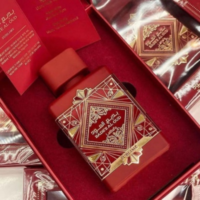 Frasco vermelho de perfume Bader Al Oud em caixa vermelha
