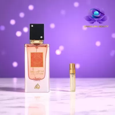 Frasco de perfume com amostra e fundo lilás