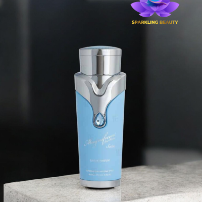 Frasco de perfume azul claro com tampa prateada sobre superfície cinzenta