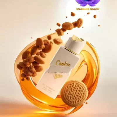 Perfume Cookie com nozes e biscoito em fundo dourado