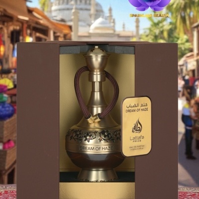 Frasco de perfume dourado com etiqueta, dentro de caixa marrom aberta, em mercado ao ar livre