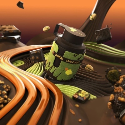 Frasco de chocolate com design verde e amarelo rodeado por fios e pedaços de chocolate