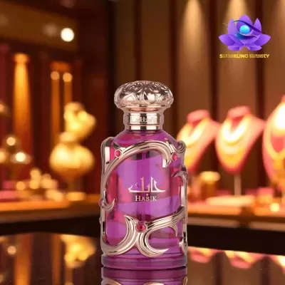 Frasco de perfume roxo com detalhes prateados em balcão com joias ao fundo