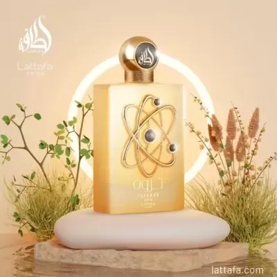 Frasco de perfume amarelo com detalhes dourados e design atómico em relevo
