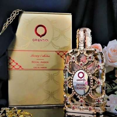 Frasco de perfume dourado e caixa amarela da marca ORIENTICA