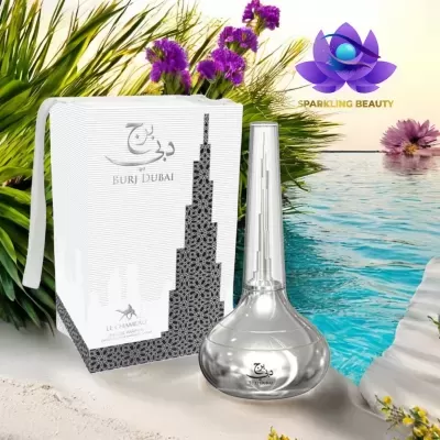 Frasco e caixa do perfume Burj Dubai com design elegante e fundo natural com piscina e flores.