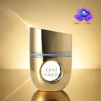 Frasco dourado de perfume com texto YUMUN e caracteres árabes