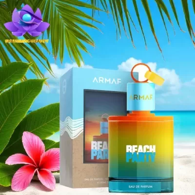 Frasco de perfume ARMAF REACH PARTY com embalagem azul clara numa praia com folhas e flor