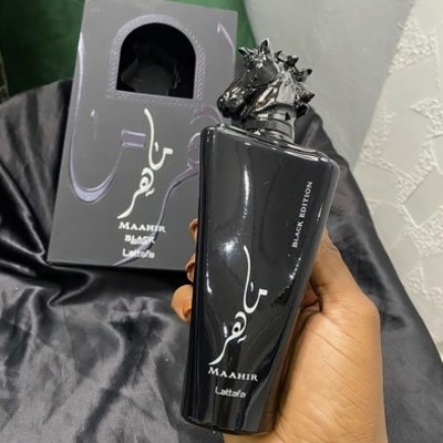 Frasco preto de perfume Maahir Black Edition com tampa em forma de cabeça de cavalo e caixa preta