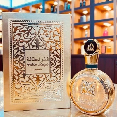 Frasco e caixa dourados de perfume Fragrance Lattafa Lattolo com decoração gravada