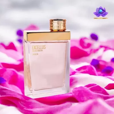 Frasco de perfume Excellus com tampa dourada sobre pétalas de rosa