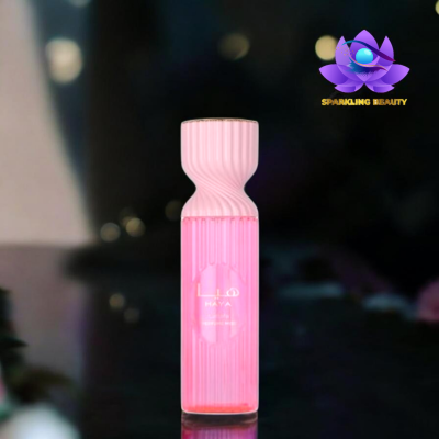 Garrafa rosa translúcida com tampa rosa ondulada e logótipo de beleza ao lado