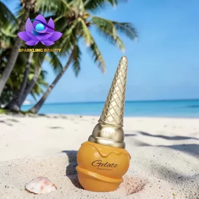 Frasco de gelato amarelo e dourado na areia da praia com coqueiros e mar ao fundo