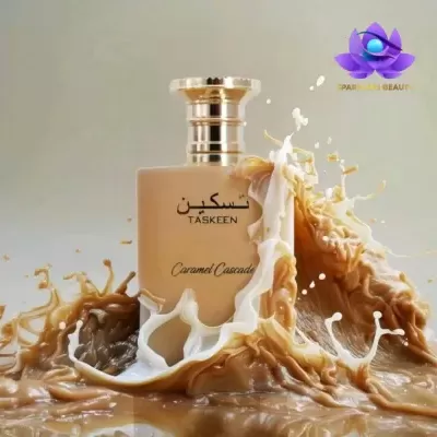 Frasco de perfume bege com tampa dourada rodeado por splash de líquidos caramelizados e brancos